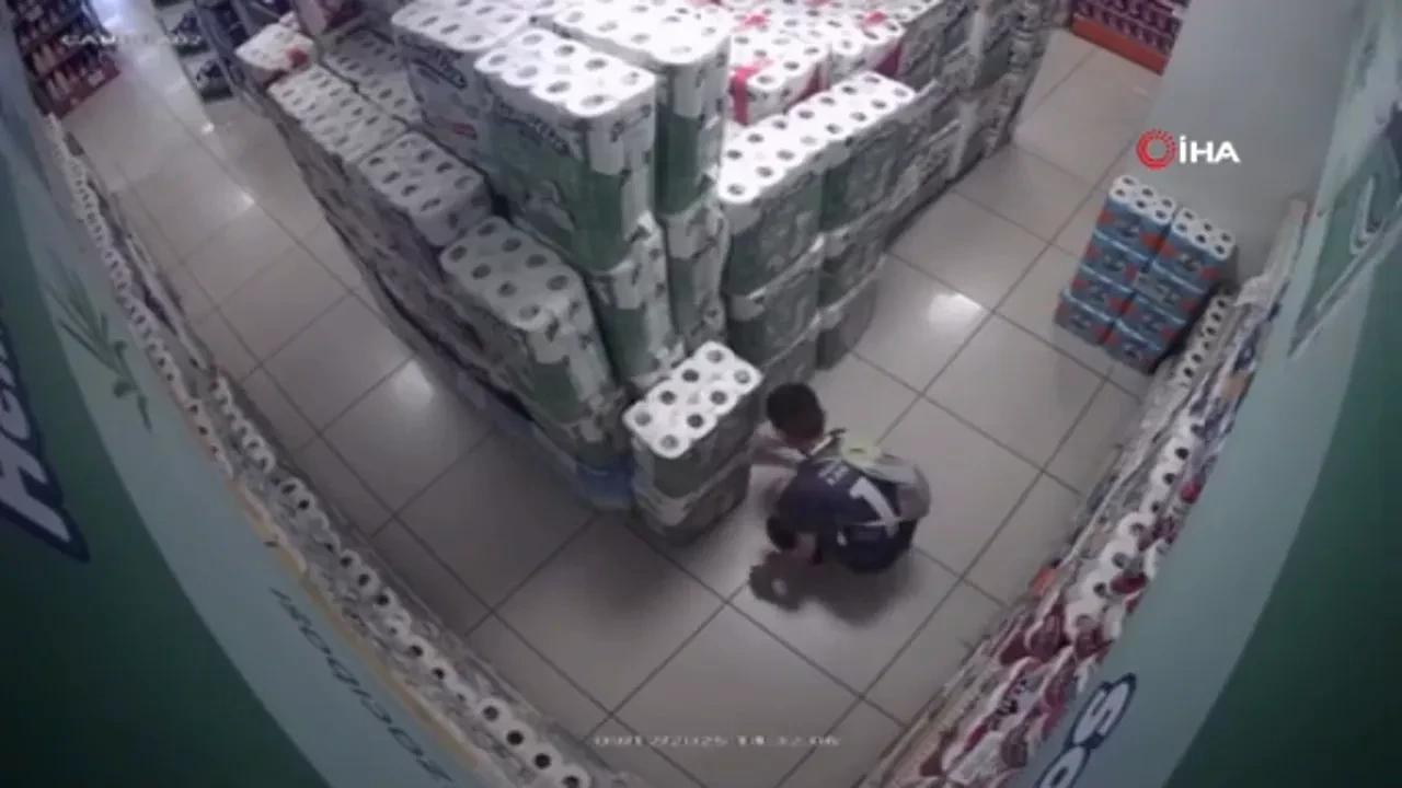 Bursa’da Markete Giren Çocuk Peçeteleri Ateşe Verdi