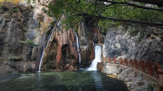 Günpınar Şelalesi Renk Cümbüşüne Dönüştü