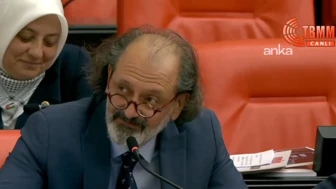 AK Partili Yücel Arzen İzmir Marşı'nı Mırıldandı