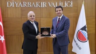 Mahmut Arıkan Diyarbakır’da Valilik ve Büyükşehir Belediyesi’ni Ziyaret Etti