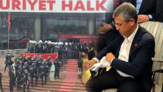 Özgür Özel Makamında Tebligatı Böyle Yırtıp Attı
