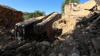 Batman’da Facianın Eşiğinden Dönüldü: İş Makinası Devrildi