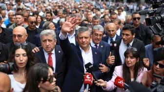 Özgür Özel ve Vekiller Birinci Meclis'e Yürüdü