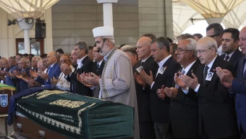 Baykal'ın Eşi Olcay Baykal Toprağa Verildi