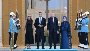 Miçotakis'e ‘Ceddin Deden’ Marşlı Karşılama