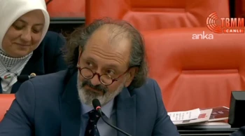 AK Partili Yücel Arzen İzmir Marşı'nı Mırıldandı