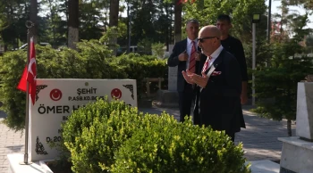 Aksakallı Halisdemir'in Mezarını Ziyaret Etti