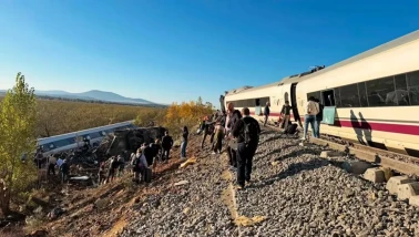 İki Hızlı Tren Kafa Kafaya Çarpıştı: Onlarca Ölü Var