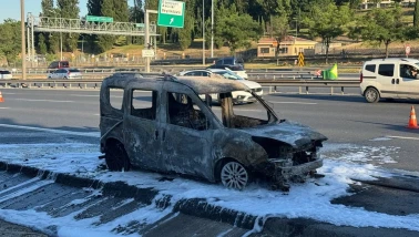 Esenyurt'ta Seyir Halindeki Araç Alev Topuna Döndü