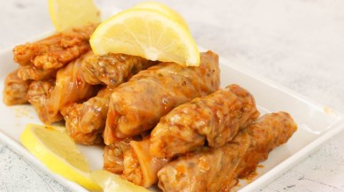 Lahanayı haşlarken suyuna bir kaşık ekleyin,  sarmalarınız kağıt gibi dümdüz olsun