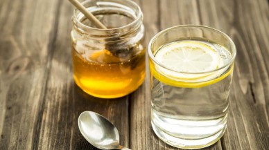 Hakiki balı anlamak için sadece bir bardak su ve bir kibrit çöpü ile test edin