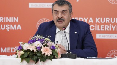 Telefonla  sınıfa giren öğrenciler dikkat! Bakan Tekin uyardı