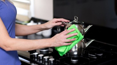 Kararan çaydanlıkların yerine yenisini almaya gerek yok: Bu yöntem ile çaydanlığınız göz alacak! Kararan çaydanlığı parıl parıl ediyor...