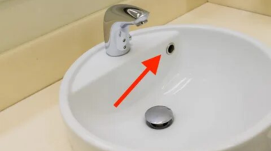 Lavabodaki delik ne işe yarar? Merakla beklenen sorunun cevabı belli oldu... İşte yanıtı!