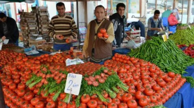 Pazarcı ve kadın arasında ders niteliğinde olay: Pazarcıların Arbedesi Domatesleri Salçaya Çevirdi