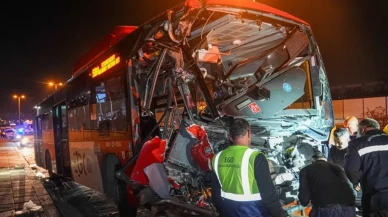 Ankara'da EGO Otobüsü Üst Geçide Çarptı