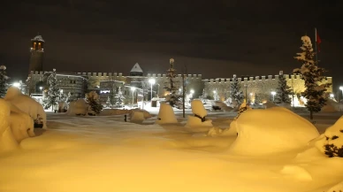 Erzurum'da Kar Güzelliği: Tarihi Mekanlar Beyaz Örtüyle Kaplandı