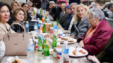 Ahmet Davutoğlu İlk İftarını Emeklilerle Açtı