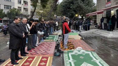 İzmir, Manisa, Uşak, Denizli ve Aydın'da Bayram Namazı Kılındı