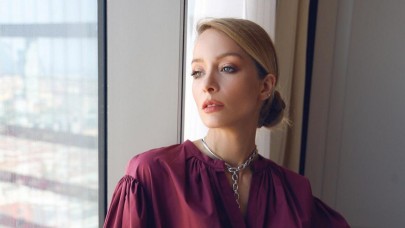 Kuzey Güney'in Banu'su Bade İşçil,  fiziği ile hayran bıraktı! Kayalıklara sere serpe uzandı!