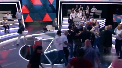 Yumruk Yumruğa Kavga: Eski Bakan ve Gazeteci Canlı Yayında Birbirine Girdi