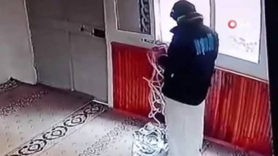 Mersin’de Yok Artık Dedirten Hırsızlık: Akşamdan Girdiği Camide Kılık Değiştirip Kabloları Çaldı