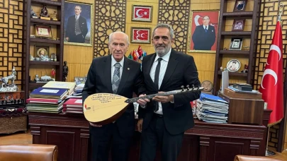 Yavuz Bingöl Bağlamasını Devlet Bahçeli’ye Hediye Etti