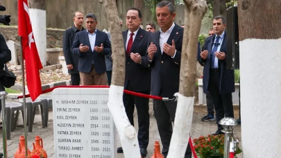 Özgür Özel Ferdi Zeyrek'in Kabrini Ziyaret Etti