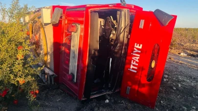 Antalya'da Yangına Giden İtfaiye Aracı Kaza Yaptı: 2 Kişi Yaralandı