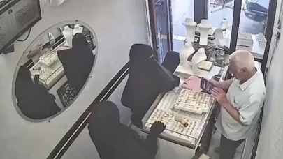 Dikkat Dağıtıp 2.5 Kilo Altını Çaldılar
