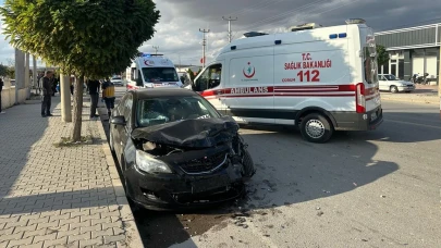 Çorum'da Hafif Ticari Araç İle Otomobil Çarpıştı, 3 Kişi Yaralandı