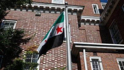 Suriye Bayrağı ABD’de Göndere Çekildi