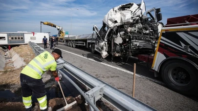 Manisa'da Otobüs ile TIR Çarpıştı