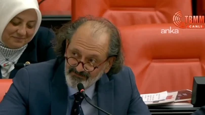 AK Partili Yücel Arzen İzmir Marşı'nı Mırıldandı