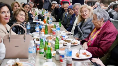 Ahmet Davutoğlu İlk İftarını Emeklilerle Açtı