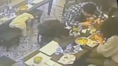 Yemekten Çıkan Böcek Müşteriyi Isırdı
