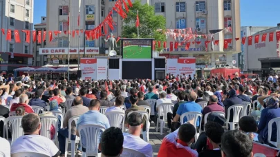 Esenyurt’ta Dünya Kupası Coşkusu: Vatandaşlar Milli Takım İçin Meydanı Doldurdu