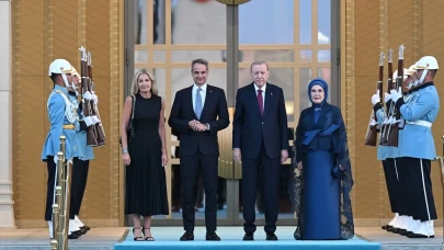Miçotakis'e ‘Ceddin Deden’ Marşlı Karşılama