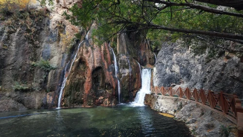 Günpınar Şelalesi Renk Cümbüşüne Dönüştü