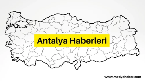 Antalya'da Tır ve İki Minibüs Çarpıştı