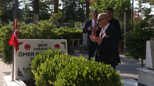 Aksakallı Halisdemir'in Mezarını Ziyaret Etti