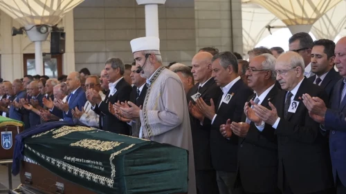 Baykal'ın Eşi Olcay Baykal Toprağa Verildi