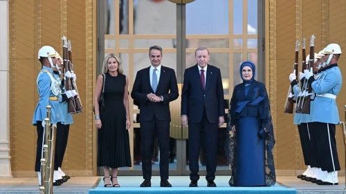 Miçotakis'e ‘Ceddin Deden’ Marşlı Karşılama
