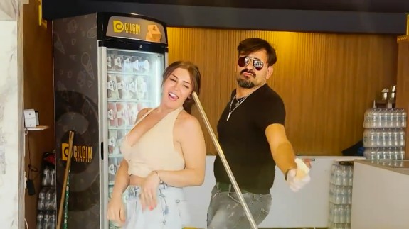 Göğüs Dekoltesi, Mini Şortuyla Yürek Hoplattı