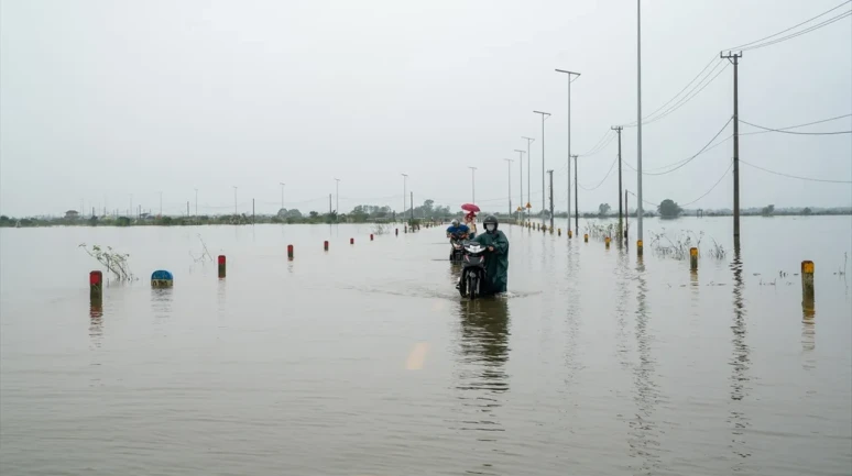Sel ve Toprak Kaymasında 18 Kişi Öldü