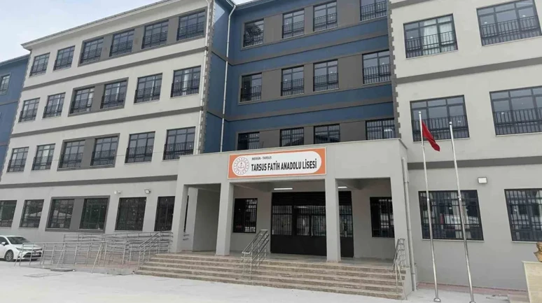 Faciadan Dönüldü! Okulda Tabanca İle Yakalandı