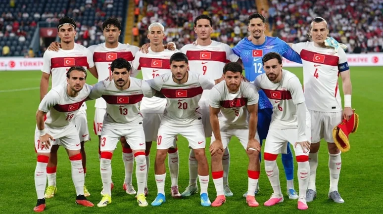 Siyasiler A Milli Futbol Takımı'na Başarı Diledi