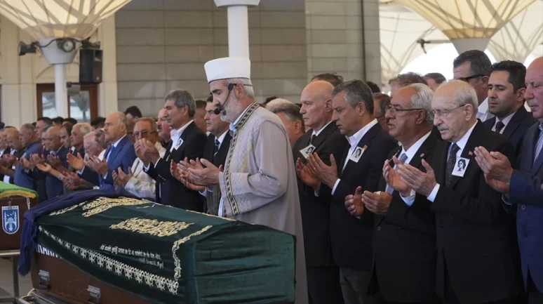 Baykal'ın Eşi Olcay Baykal Toprağa Verildi