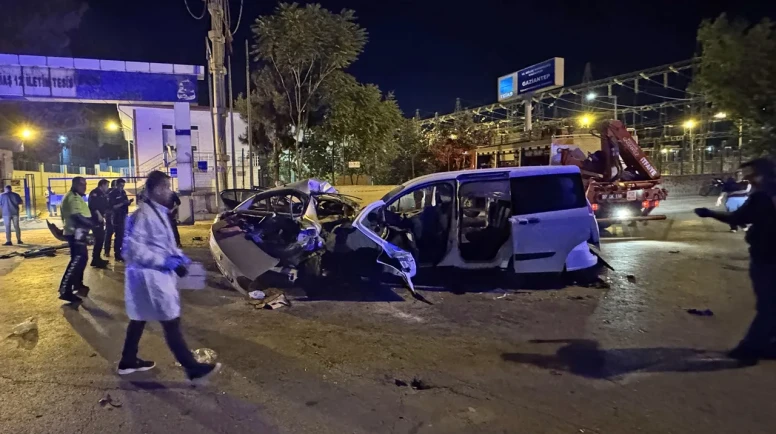 İki Araç Kafa Kafaya Girdi