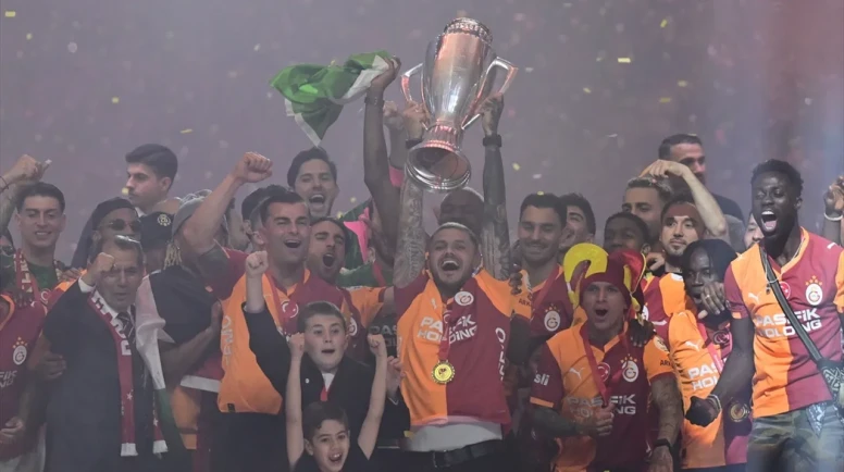 Galatasaray Kupasını Kaldırdı